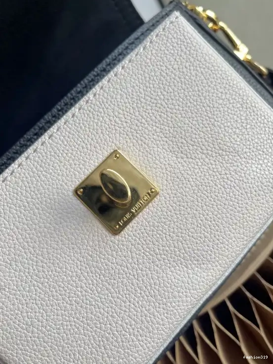 TENDER LOUIS VUITTON LOCKME 0423